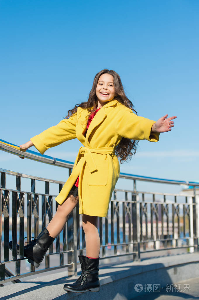 孩子女孩长发享受步行阳光明媚的天蓝天背景.迷人的小时尚时尚女孩.