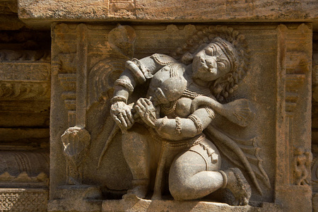 在印度卡纳塔克邦的曼迪亚地区，在雷加拉戈普拉的石柱上演奏豆风乐器的人雕像。