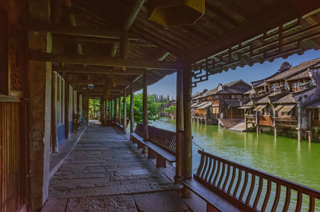 中国乌镇老城区河道及房屋覆盖街景