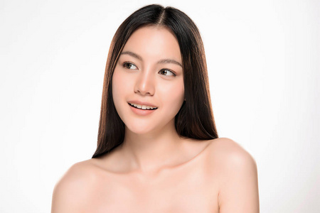 美丽的年轻亚洲女人，干净清新的皮肤外观。 女孩美丽的脸护理。 面部治疗。 美容美容和水疗。