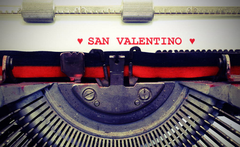 打字机上的文字，圣瓦伦丁和两颗红心，带有复古色调的效果