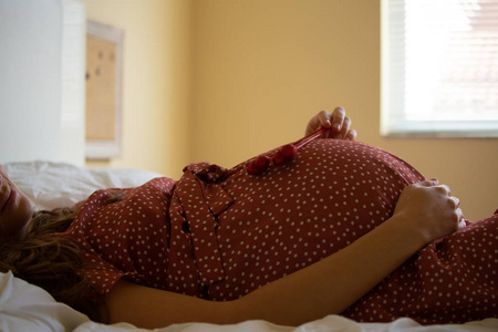 闭上大怀孕的肚子.照片