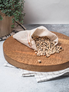 零浪费概念。 豆子放在木板上的布袋里，种在木花盆里。
