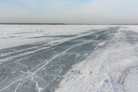 俄罗斯西伯利亚西部新西伯利亚地区Ob水库的冰道河流穿越