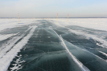 新河流俄罗斯西伯利亚西部新西伯利亚地区ob水库的冰道,河流穿越照片