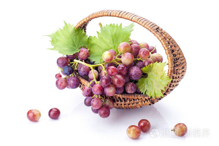 篮子里的葡萄隔在白色背景上