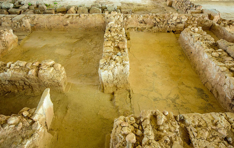 所谓的雀巢宫殿是一个更大的晚期赫拉迪奇时代定居点的主要结构，可能曾经被一堵坚固的墙包围。
