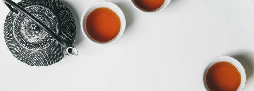东方亚洲茶具，白色背景的白杯茶和铸铁茶壶