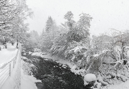 蒂罗尔冬季的Kirchberg。 大雪暴雪河