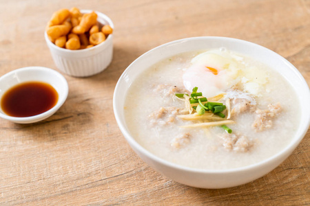 碗中的粥和肉末亚洲早餐风格