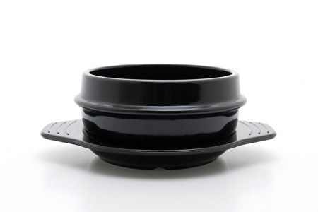 空汤黑碗陶罐，韩国风格，孤立在白色背景上