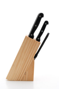刀和剪刀厨房用具设置在木块隔离在白色背景上