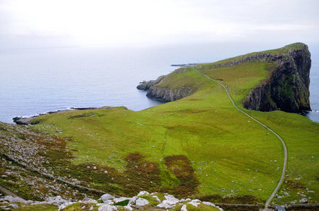 岩石斗篷和大海。 阴天。 苏格兰天空之岛