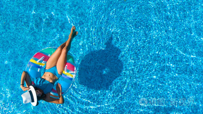 美丽的女孩戴帽子在游泳池 从上面俯瞰 从上面的女人放松和游泳的充气环面圈 并在水中享受家庭度假热带度假胜地照片 正版商用图片18w6zb 摄图新视界