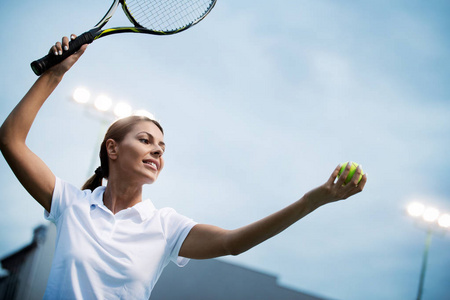快乐健康的女人一起打网球。 运动概念