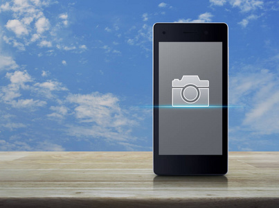 现代智能手机屏幕平面图标在蓝天上的木桌上与白云商务相机商店在线概念