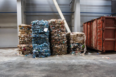 垃圾处理厂的塑料垃圾包。 回收垃圾和储存垃圾，以进一步处理垃圾分类。 废物分类和处理业务。
