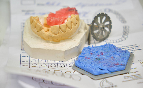 牙科实验室的人工牙列及仪器