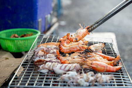 在炭炉上烤虾或虾。 虾烤烧烤海鲜在炉子上。封闭河虾木炭烤炉上泰国风格自制。