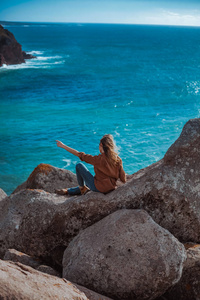 在葡萄牙洛奇悬崖峭壁上放松的女人