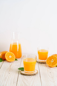 新鲜橙汁，木质背景，健康饮料
