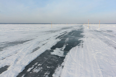 俄罗斯西伯利亚西部新西伯利亚地区ob水库的冰道河穿越