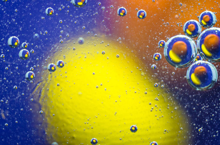油泡在水中的彩色背景上。