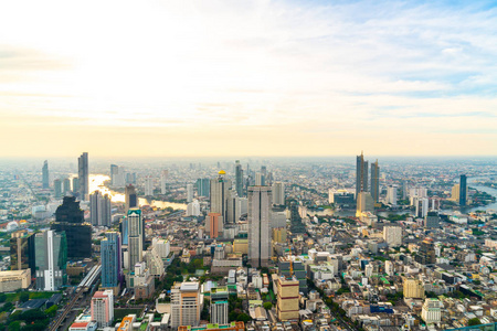 曼谷城市景观，美丽的建筑外观和建筑，在泰国日落的天空。