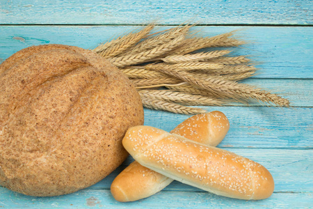 许多混合面包和面包卷在木制背景食品特写。