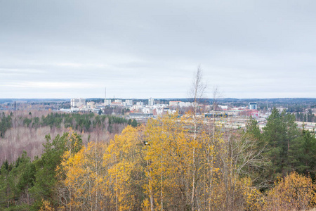 美丽的顶部景观从城市上方的库沃拉从斜坡米拉克卡。 秋日芬兰。