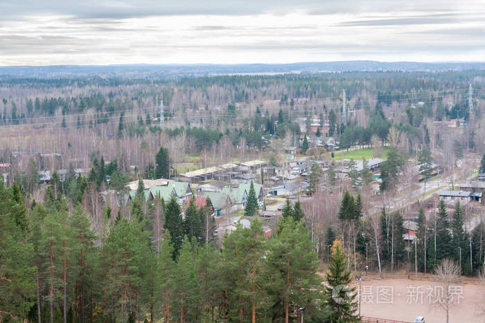 美丽的顶部景观从城市上方的库沃拉从斜坡米拉克卡。 秋日芬兰。