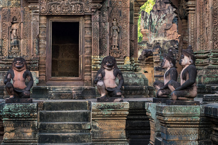 班泰伊斯雷伊是一座致力于柬埔寨吴哥的湿婆的印度教寺庙
