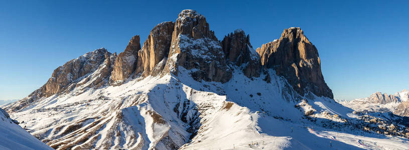阿尔卑斯山在阳光明媚的白天白云石意大利。