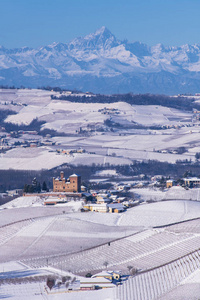 意大利联合国教科文组织领土内兰河葡萄园的丘陵景观可见格林赞卡沃尔城堡和蒙维索山脉