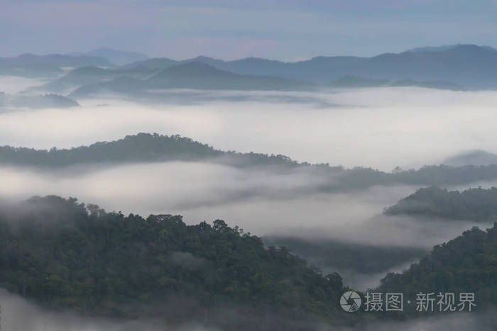 山间雾蒙蒙的风景美丽的早晨