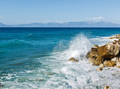 科林斯。 科林斯海湾。 石头波浪飞溅。