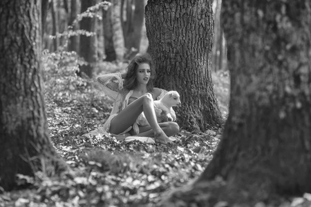 山羊在森林里的年轻女子
