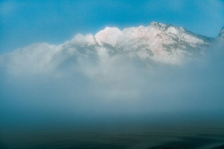 山中森林的景色，湖边雾中的景色