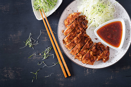 日本料理。油炸猪排，或日本猪排与卷心菜和汤汁。顶部视图