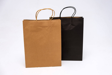 概念白色背景纸袋从商店购物。
