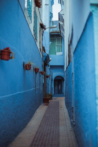 摩洛哥Chefchaouen市老城区白色和蓝色房屋中狭窄街道的景色