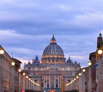清晨，圣彼得大教堂的景色被点亮。在罗马到处走走。
