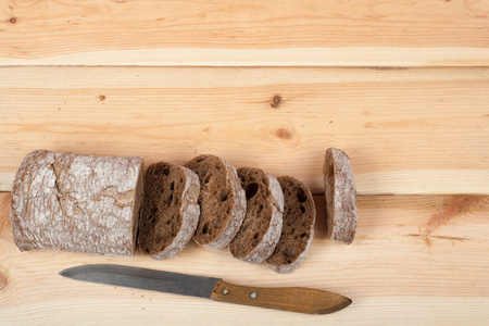 许多混合面包和木制桌子背景上的面包卷