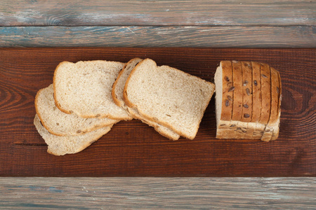 许多混合面包和木制桌子背景上的面包卷