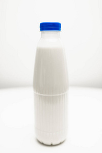 白色桌子上的奶瓶