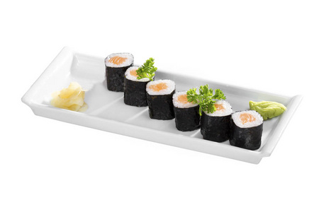 在白色背景上隔离的盘子上摆放寿司的近景