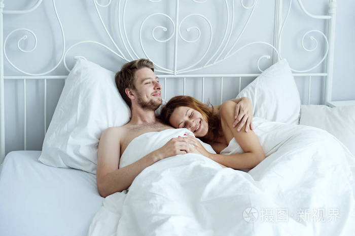 夫妇在爱在早上躺在床上
