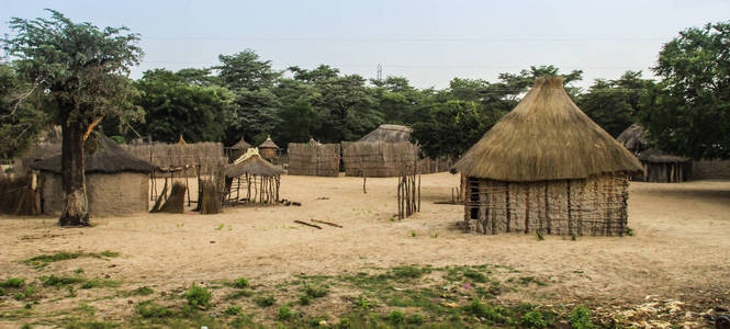 赞比亚和纳米比亚边境上传统的非洲正宗茅屋和稻草围栏