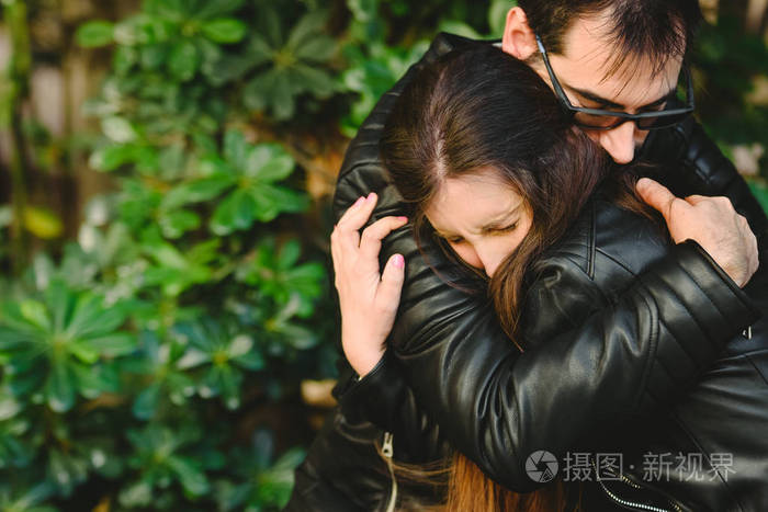 恋爱中的夫妻解决了问题,男朋友拥抱了她,安慰了他的女朋友.