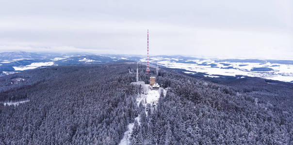 冬季森林中心的电线杆和电视塔图片